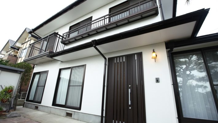 福島県郡山市 モノクロの屋根 外壁塗装 多賀城市 名取市の水まわりリフォーム専門店 ラクイエ