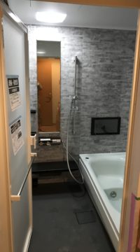 お風呂：福島県郡山市　アクセント壁とテレビがついた浴室リフォーム