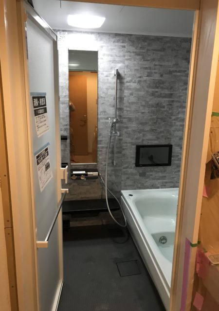 お風呂：福島県郡山市　アクセント壁とテレビがついた浴室リフォーム