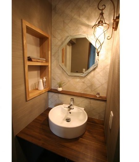 福島県郡山市 可愛いブラケット照明のある洗面台リフォーム 多賀城市 名取市の水まわりリフォーム専門店 ラクイエ