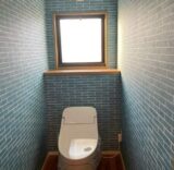 トイレ：宮城県仙台市　青いタイル柄が映えるトイレ