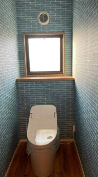 トイレ：宮城県仙台市　青いタイル柄が映えるトイレ