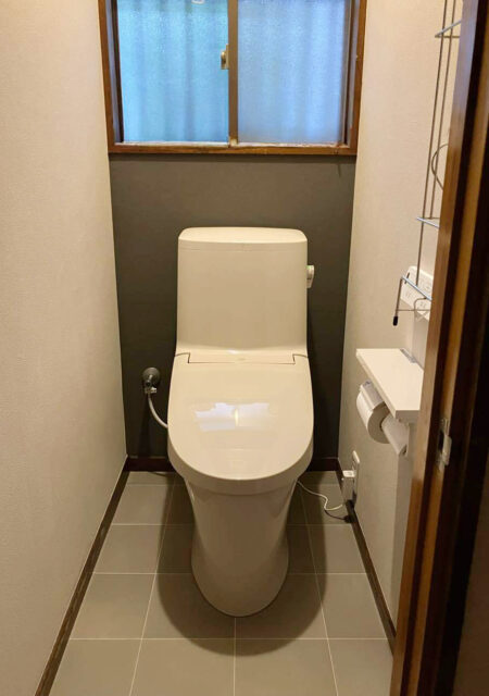 トイレ:宮城県多賀城市 アクセント壁×タイル調の快適なトイレリフォーム