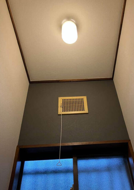 トイレ:宮城県多賀城市 アクセント壁×タイル調の快適なトイレリフォーム